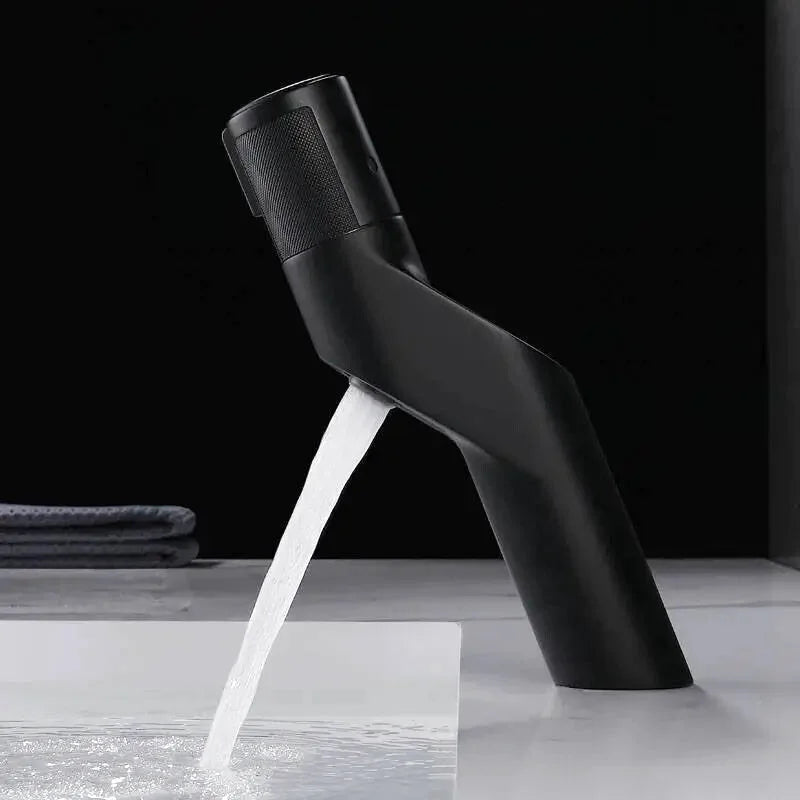 Robinet salle de bain poli compact design géométrique