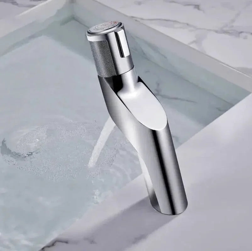 Robinet salle de bain poli compact design géométrique