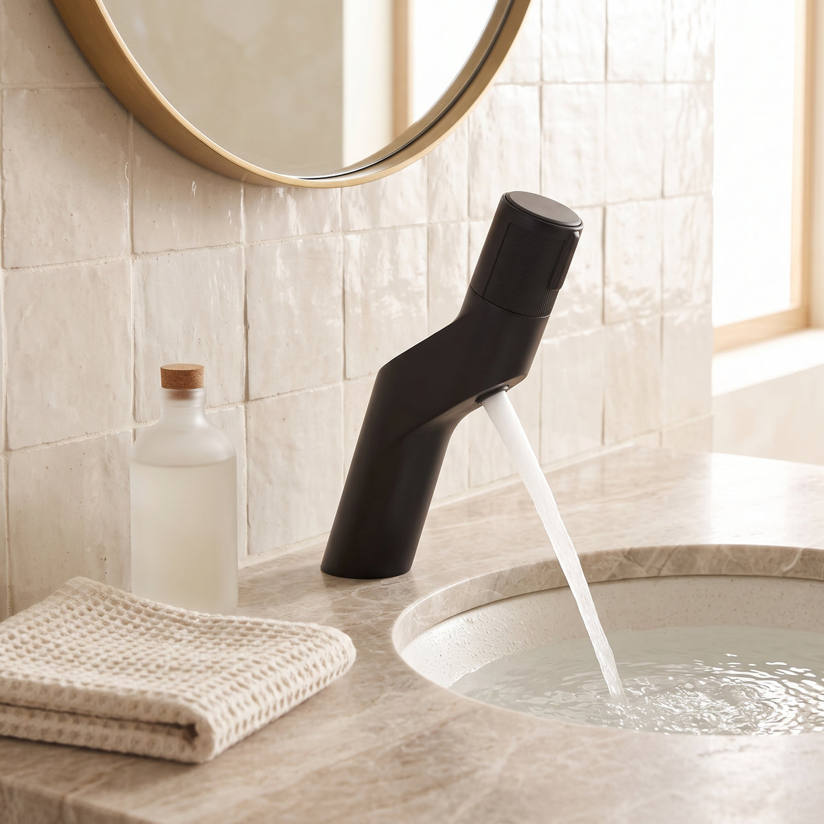 Robinet salle de bain poli compact design géométrique