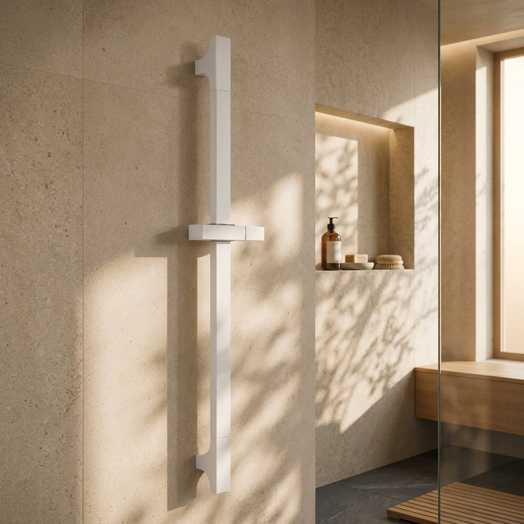 Barre de douche coulissante réglable blanche – mise en situation en salle de bain