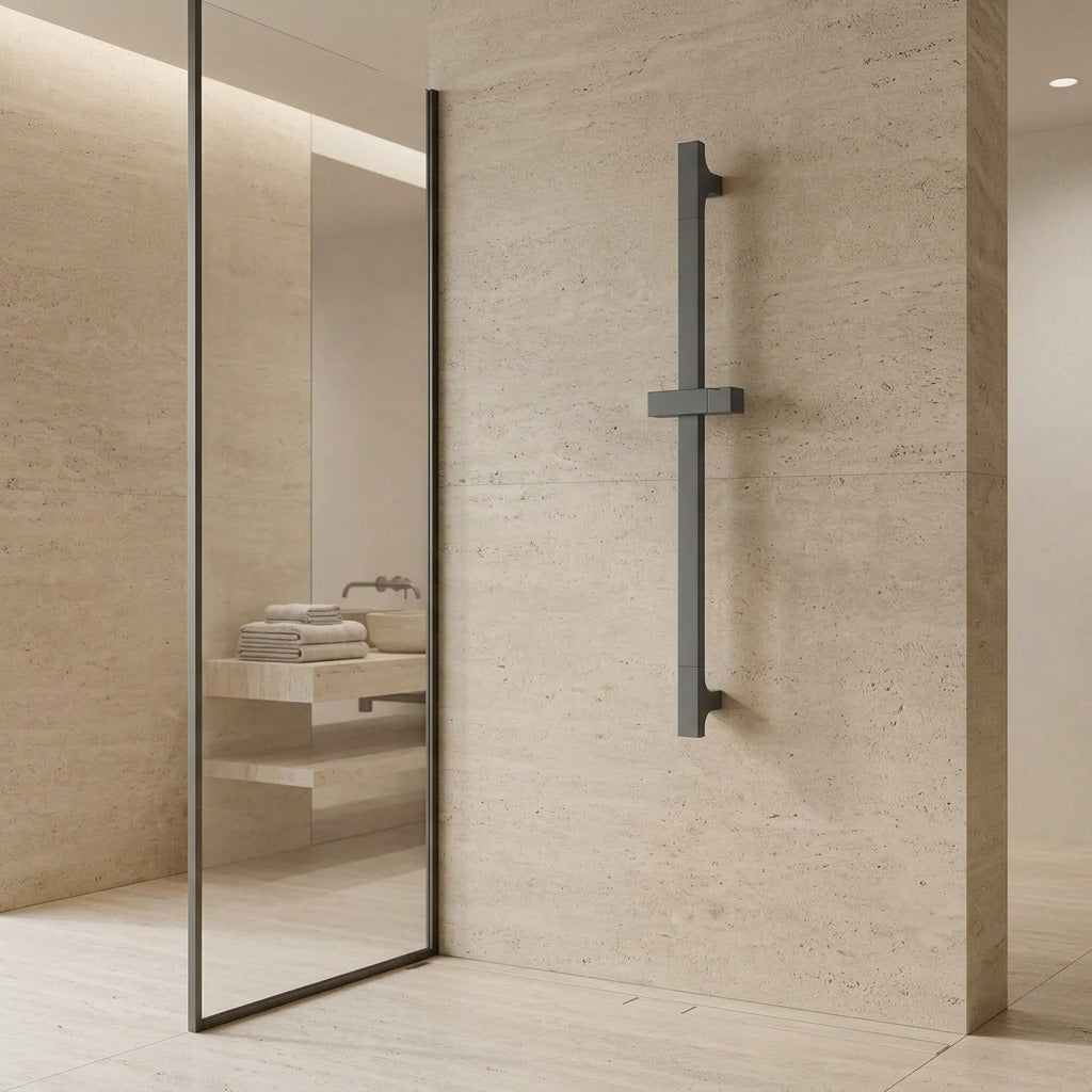 Barre de douche coulissante réglable grise – mise en situation en salle de bain