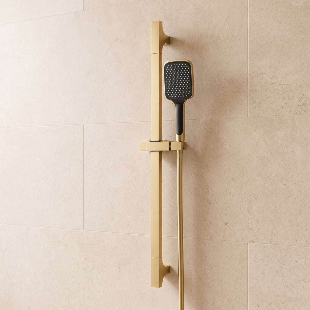 Colonne de douche coulissante or brossé – mise en situation en salle de bain