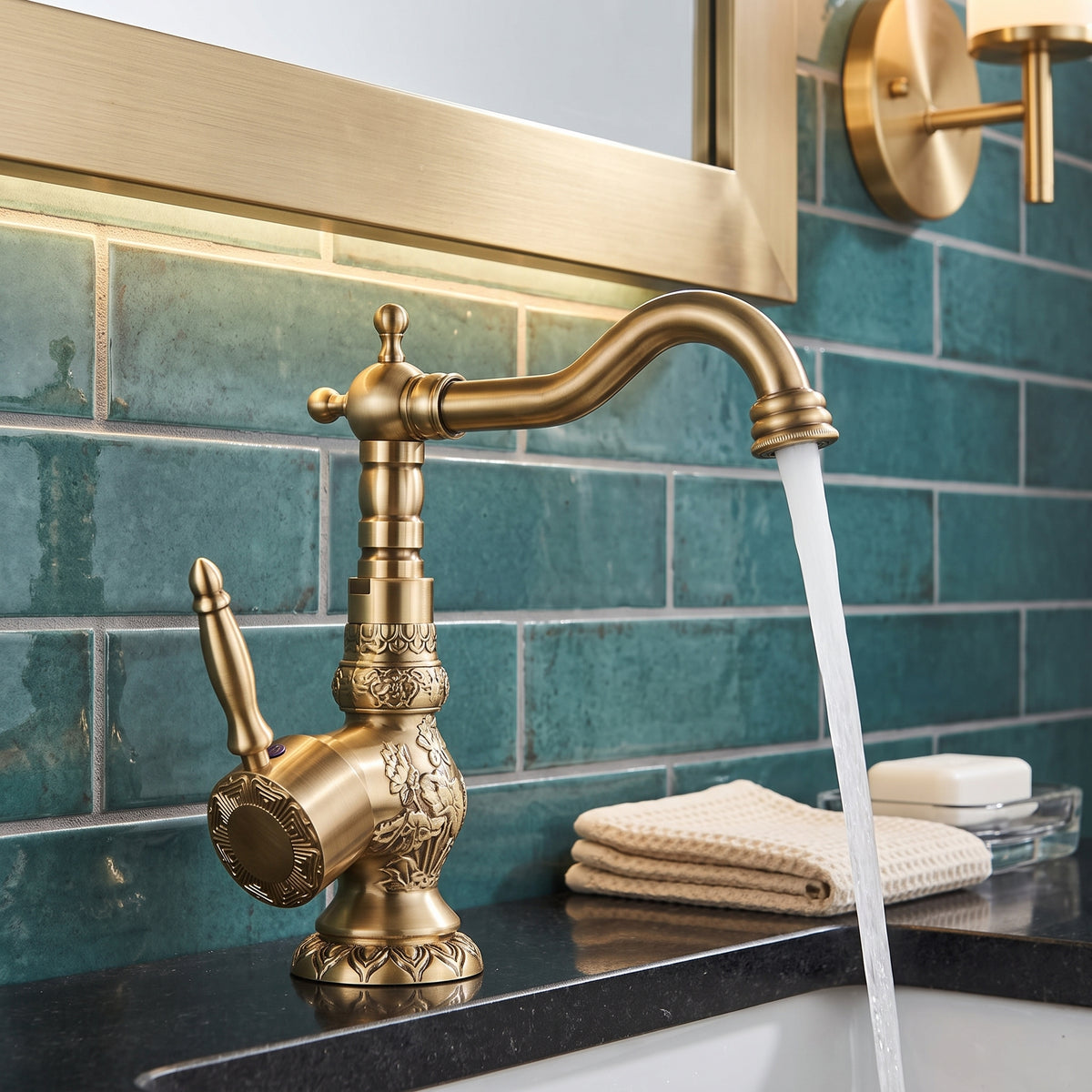 Robinet lavabo vintage laiton sculpté rotatif – vue 2
