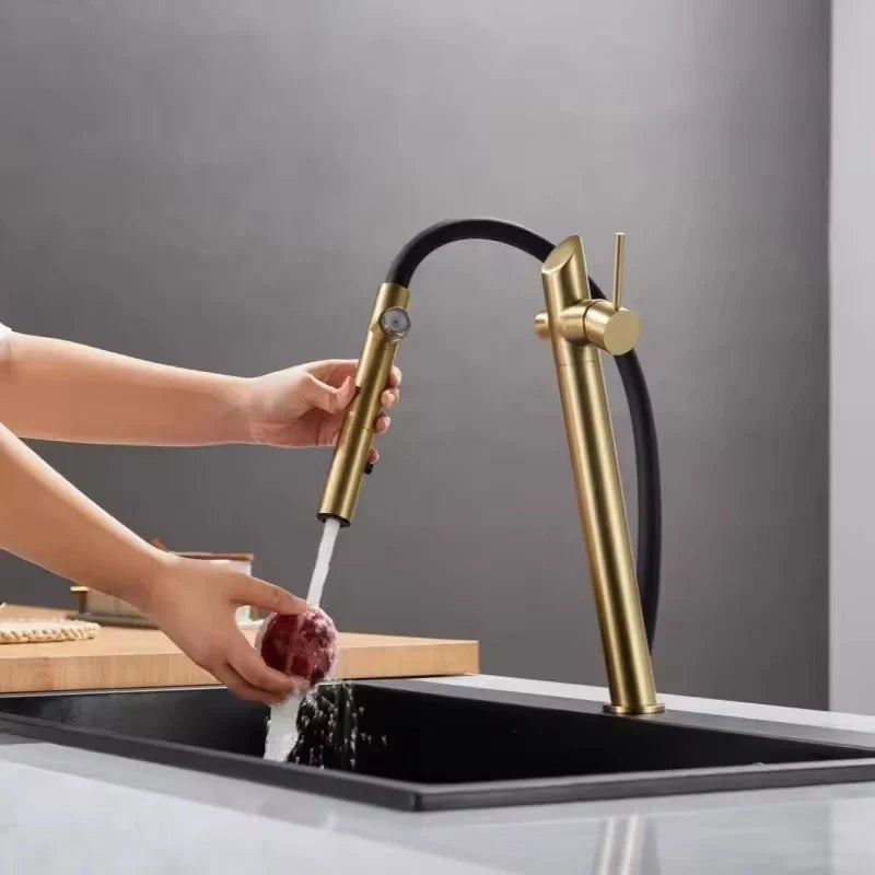 Robinet de cuisine or brossé à flexible apparent