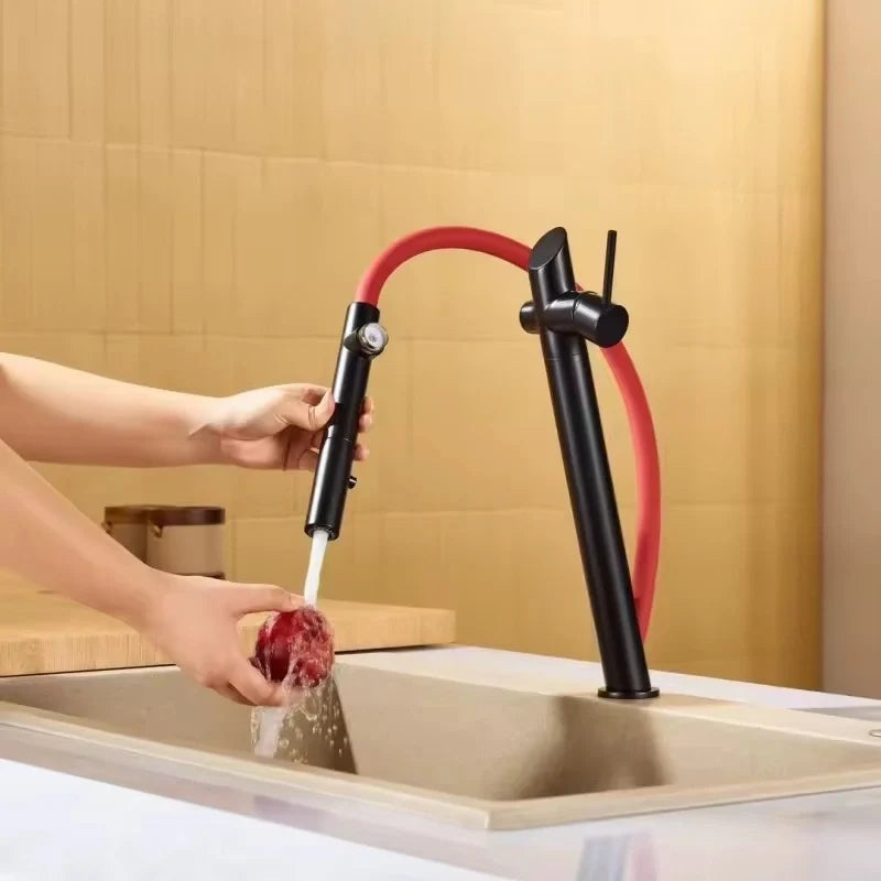 Robinet de cuisine or brossé à flexible apparent