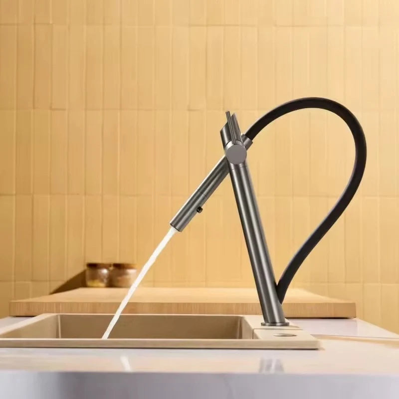 Robinet de cuisine or brossé à flexible apparent