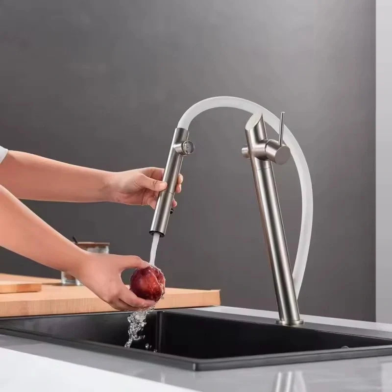 Robinet de cuisine or brossé à flexible apparent