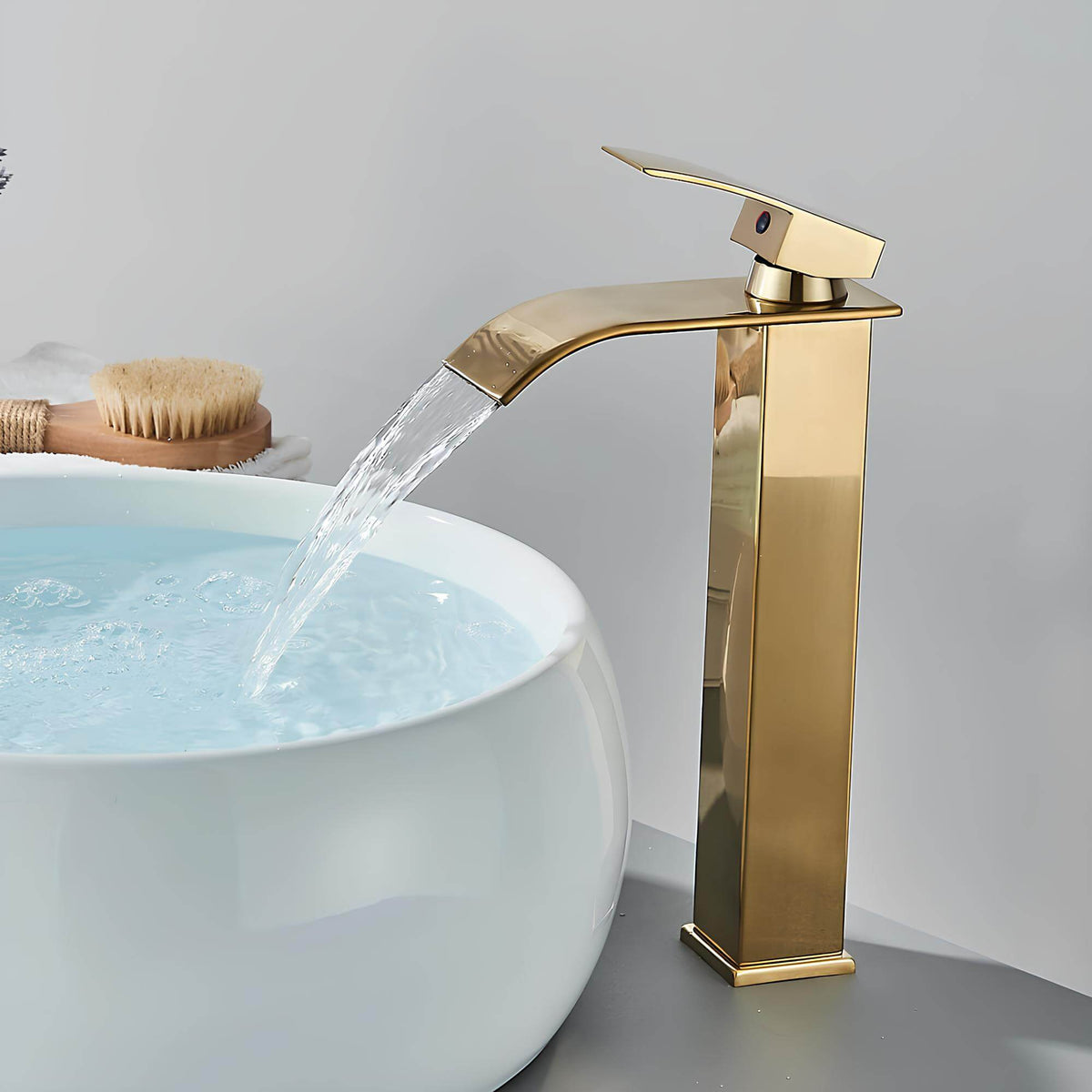 Robinet de vasque bec cascade design moderne