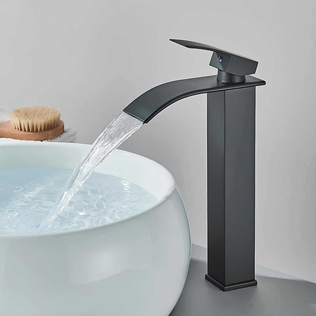 Robinet de vasque bec cascade design moderne