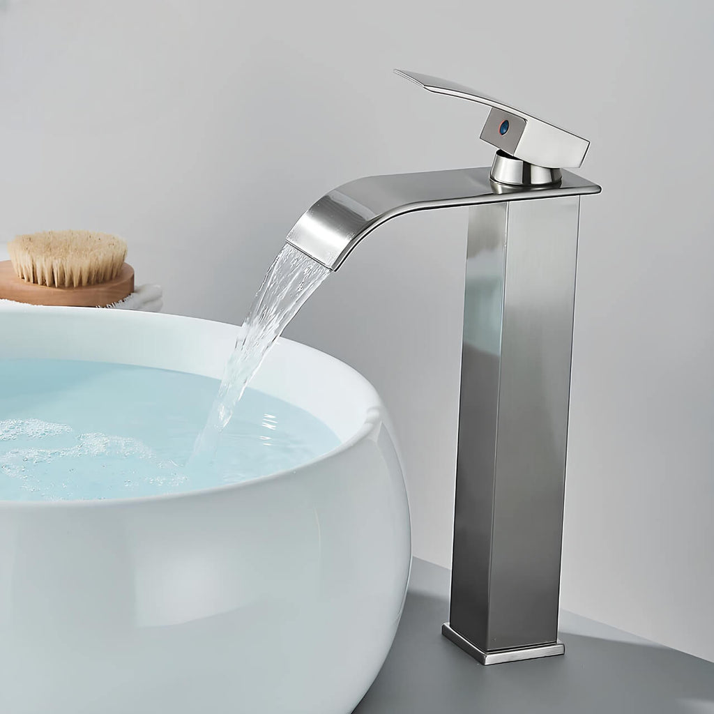 Robinet de vasque bec cascade design moderne