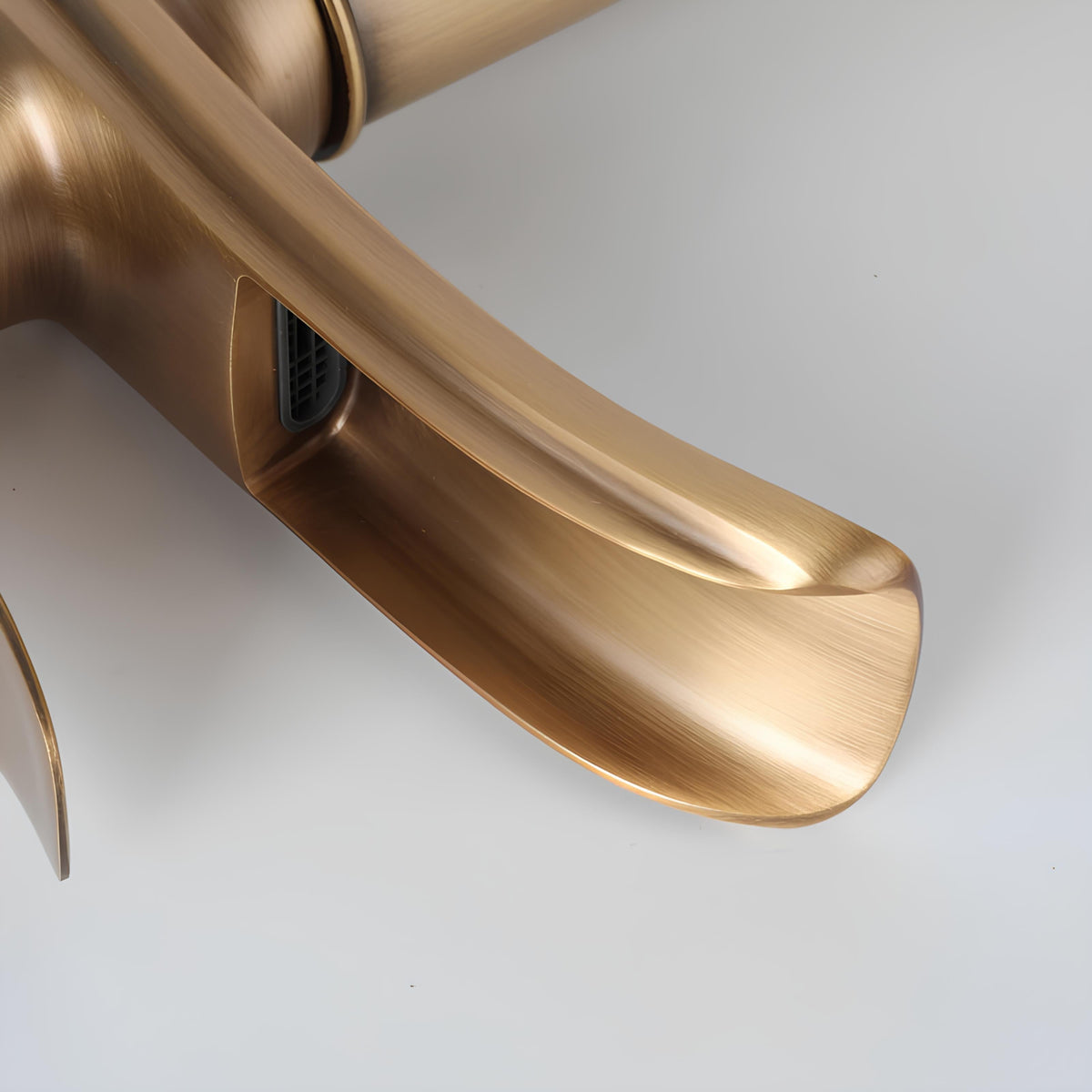 Robinet vasque cascade design contemporain